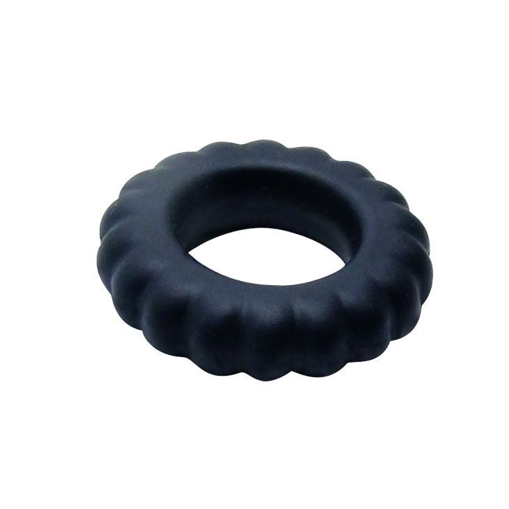 Schwarzer Cockring mit geriffelter Oberfläche. Ringförmig.