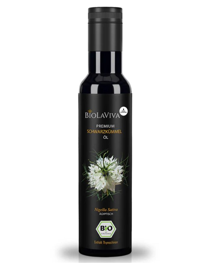 Schwarze Flasche mit Etikett. Text: BIOLAVIVA Premium Schwarzkümmel Öl, BIO-Siegel, Nigella Sativa. Schwarze Kappe.