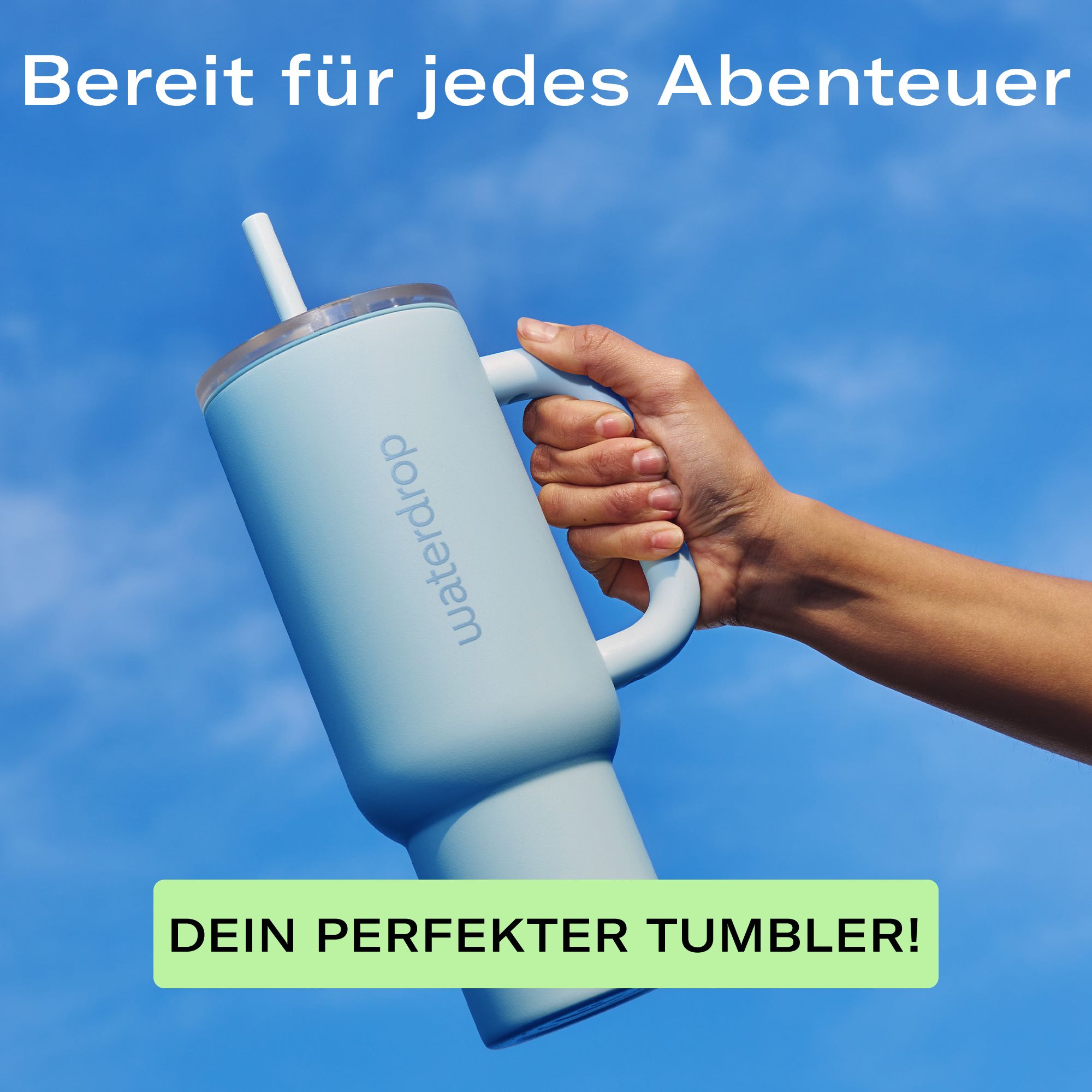 Hand hält Slate Blue Explorer Thermobecher XL mit Strohhalm.