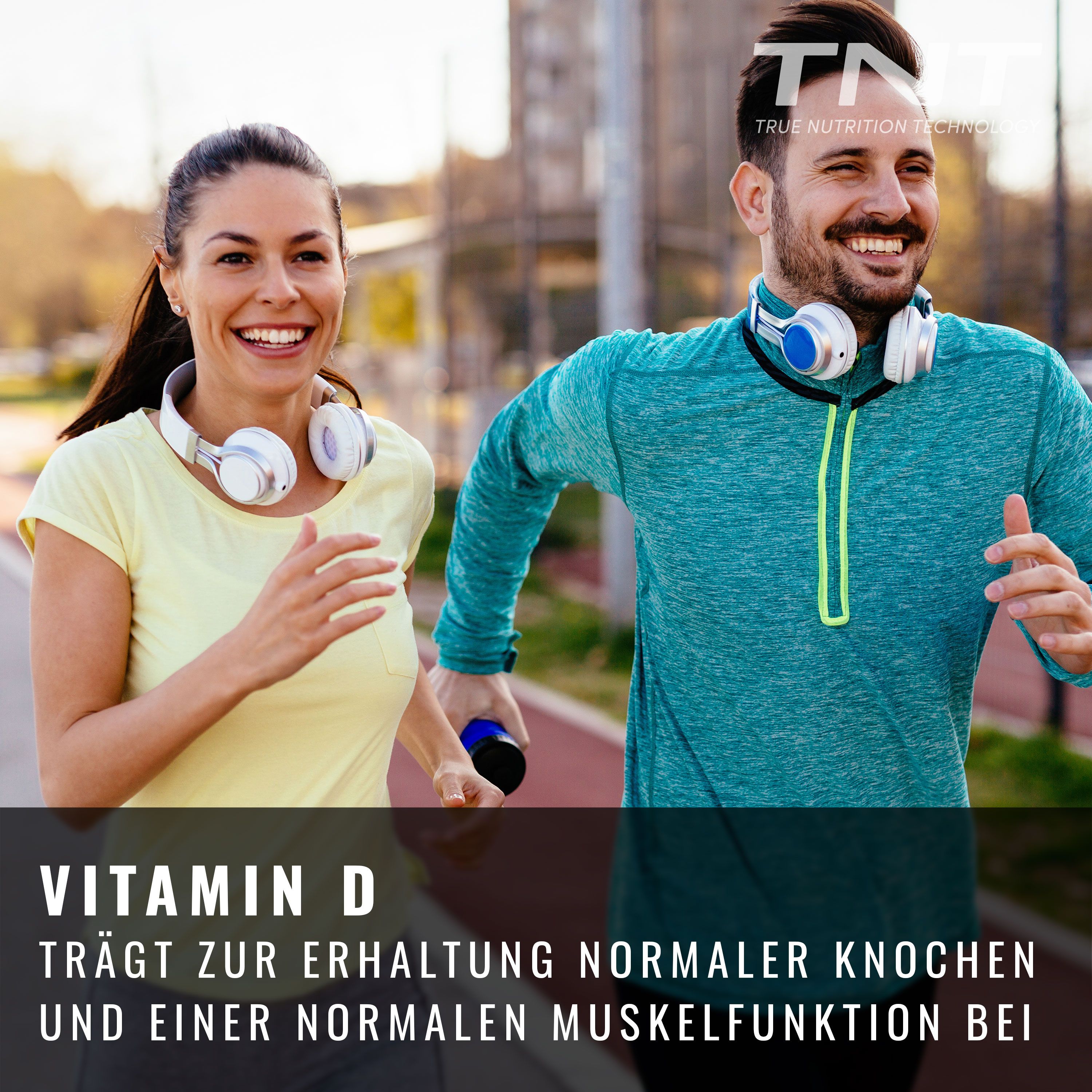 Mann und Frau joggen. Text: Vitamin D trägt zur Erhaltung normaler Knochen und einer normalen Muskelfunktion bei. Flasche nicht sichtbar.