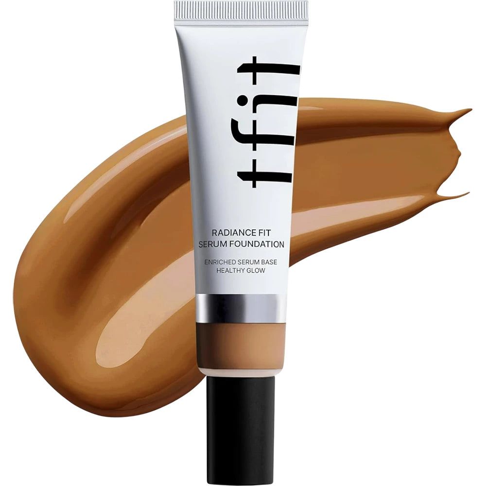 Tube mit Foundation und Farbabstrich. Schwarzer Deckel, weißer Tube mit schwarzem Schriftzug. Produktname sichtbar.