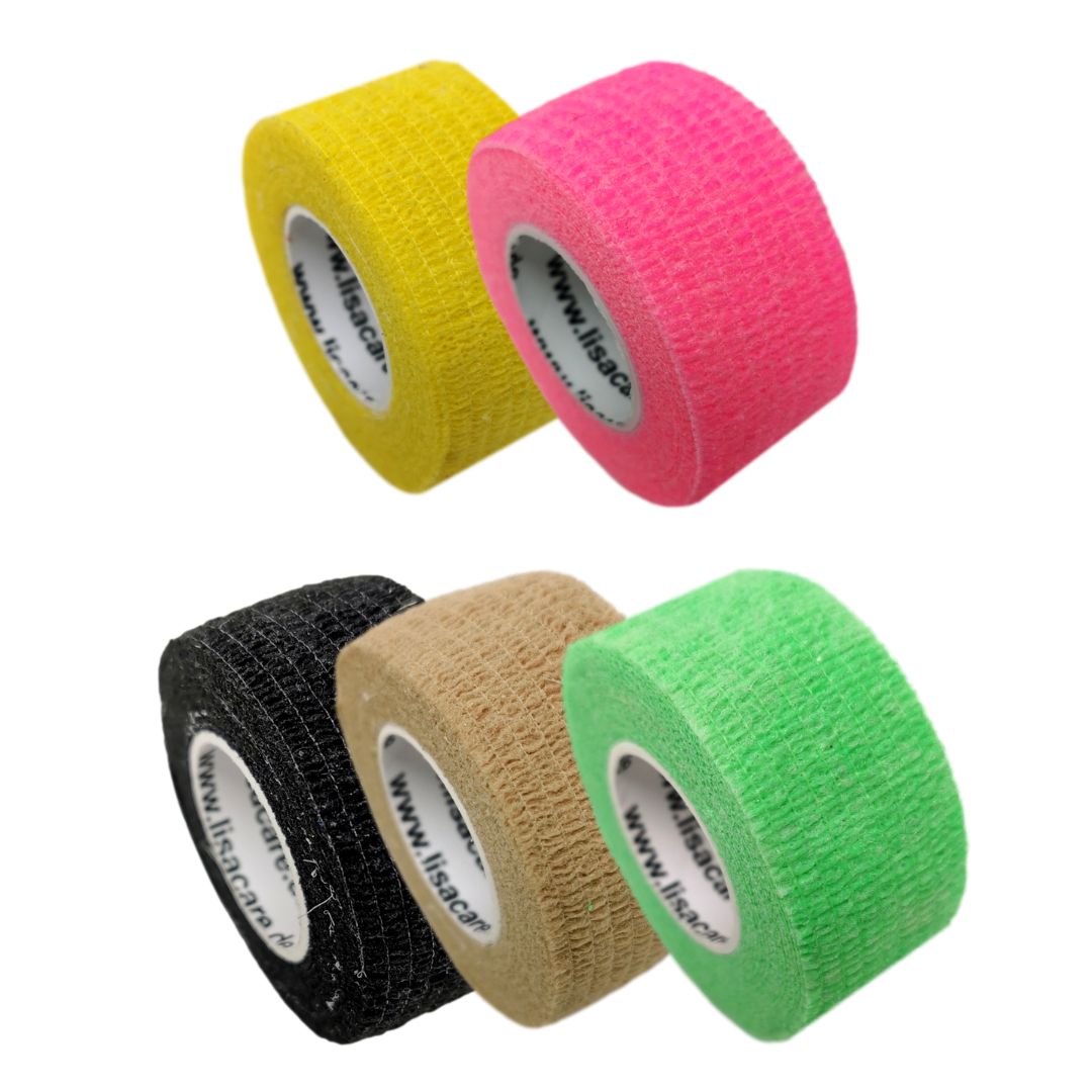 Fünf Rollen selbstklebendes Verbandmaterial in verschiedenen Farben: Gelb, Pink, Schwarz, Beige und Grün.