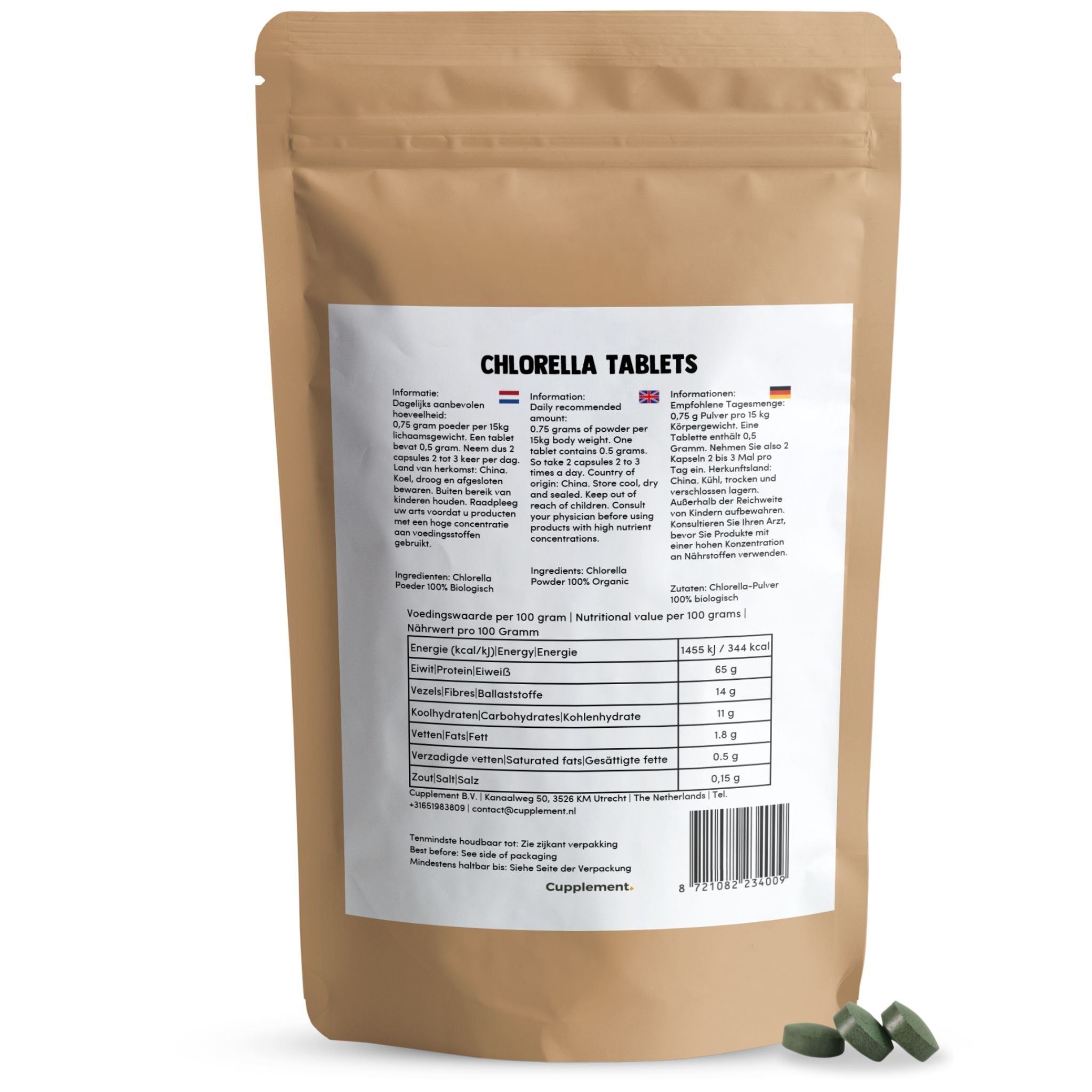 Rückseite der Chlorella-Tabletten-Verpackung. Informationen zu Inhaltsstoffen und Nährwerten. Tabletten liegen daneben.