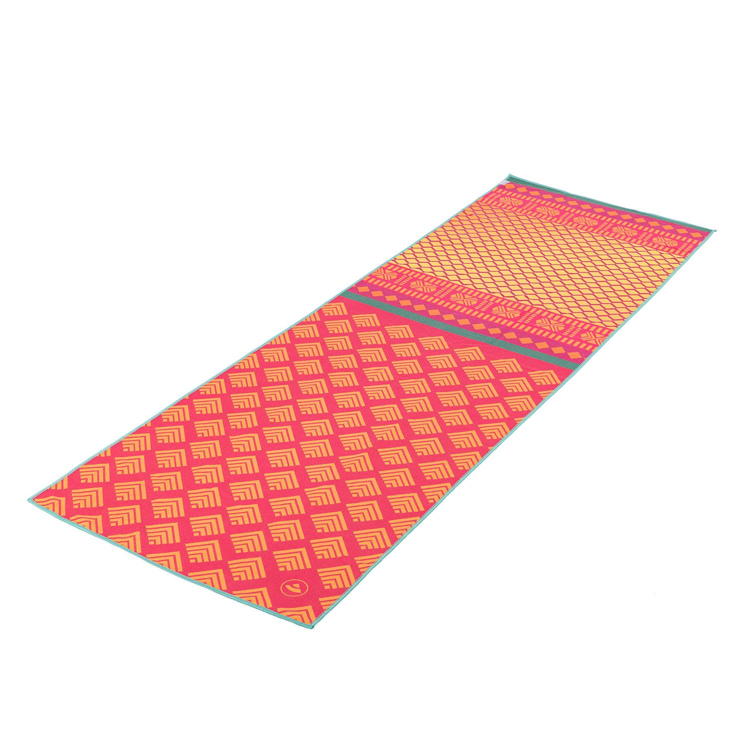 Yoga-Handtuch, rot-gelb gemustert. Ansicht von oben, rechteckig mit geometrischen Mustern und grünen Akzenten.