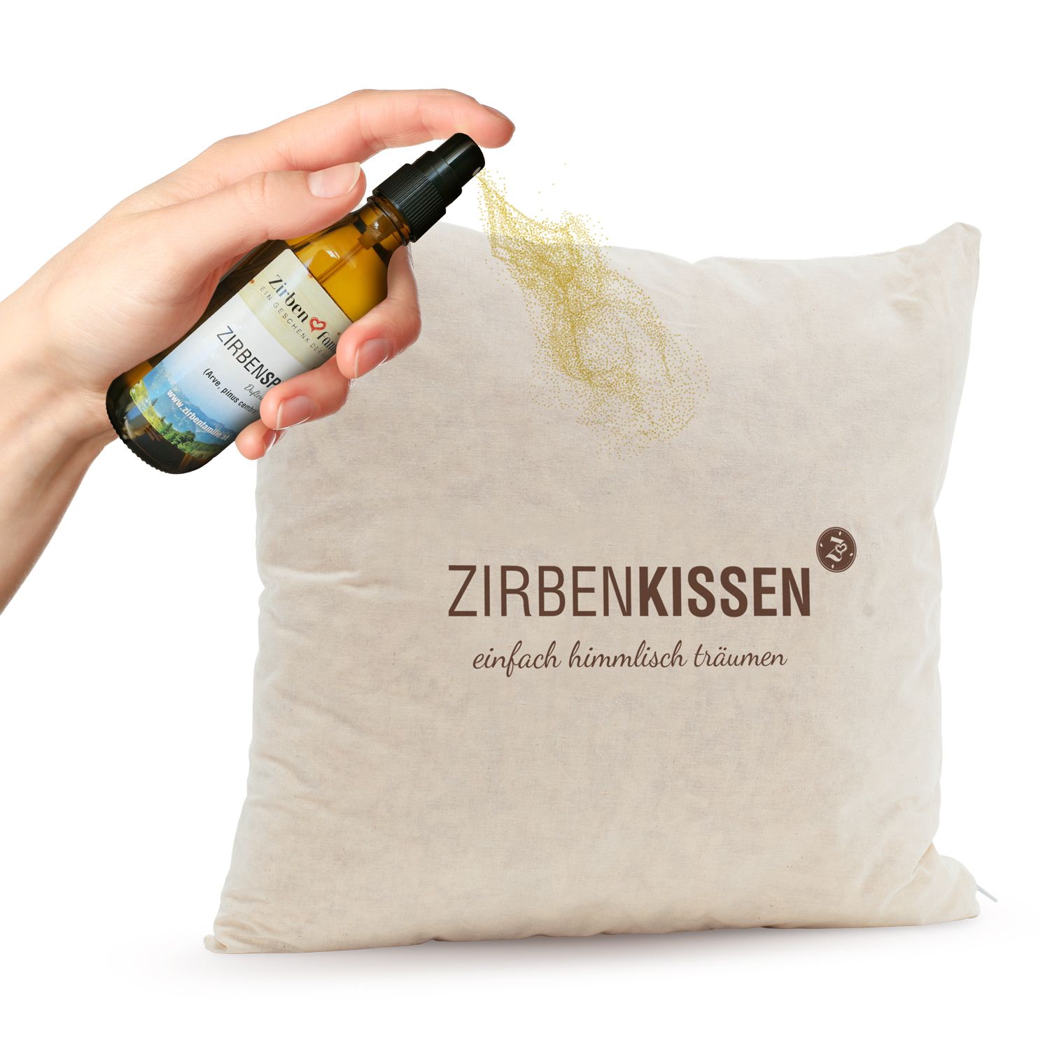 Hand sprüht ZirbenSpray auf ZirbenKissen. Kissen mit Aufdruck ZirbenKissen. Text: einfach himmlisch träumen.