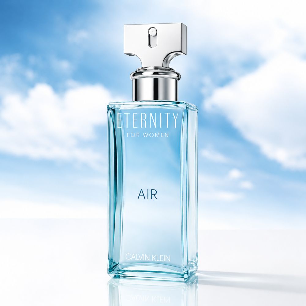 Calvin Klein Eternity Air Eau de Parfum Damen Flakon vor blauem Himmel. Rechteckiger Glasflakon mit silbernem Zerstäuber.