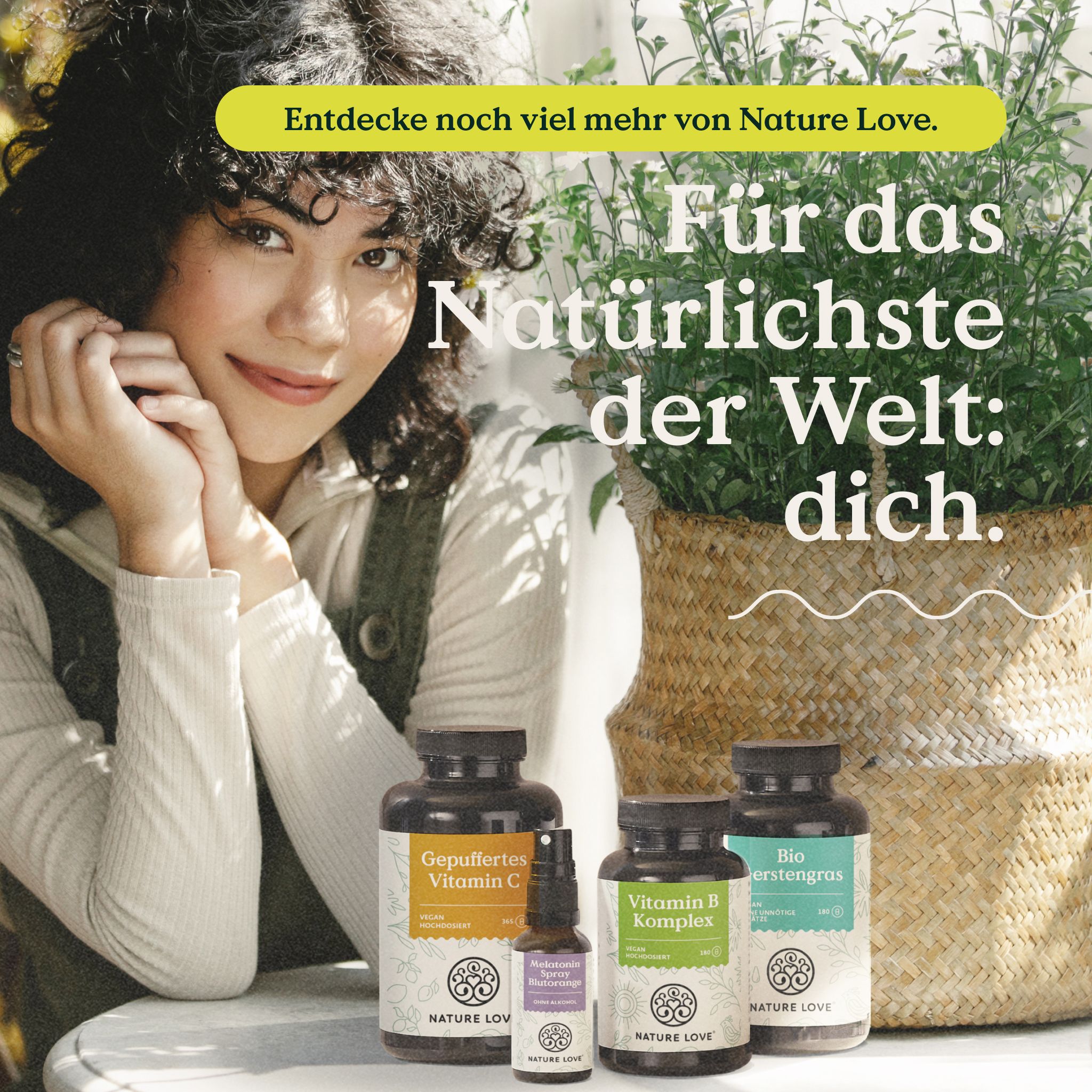 Frau mit Produkten. Produkte: Vitamin C, Melatoninspray, Vitamin B Komplex, Bio-Ergänzung. Marke: NATURE LOVE®.