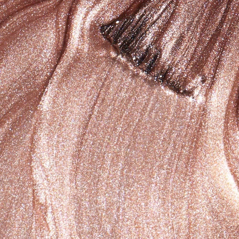 Nagellack, goldfarben mit Pinsel. Glänzende Textur mit sichtbaren Pinselstrichen.