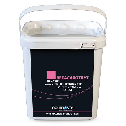Weißer Eimer mit schwarzem Etikett. Text: Betacarotilyt, equinova, Vitamin A. Rosa Quadrat.