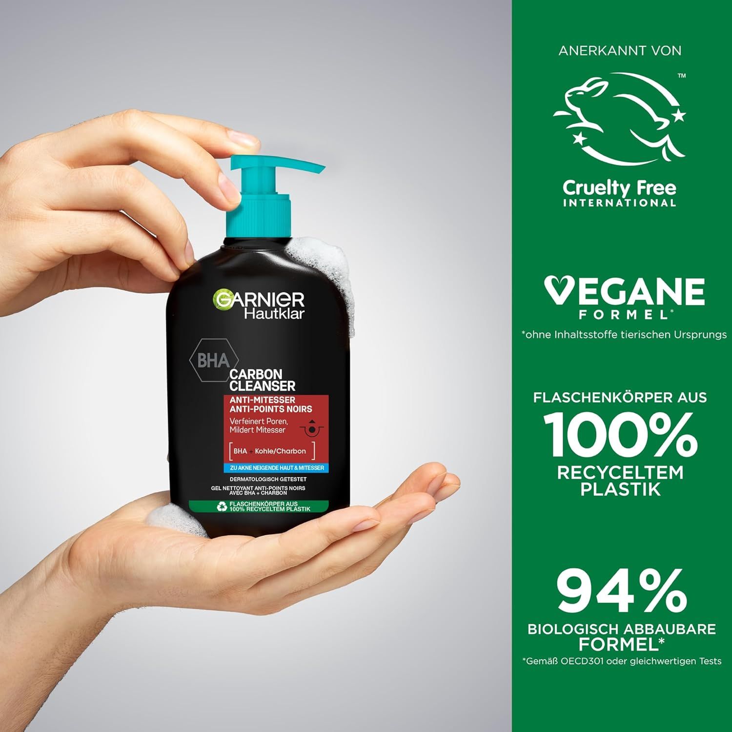 Hände halten Flasche mit blauem Pumpkopf. Text: Garnier Hautklar Carbon Cleanser, BHA. Logos: Cruelty Free, Vegan.