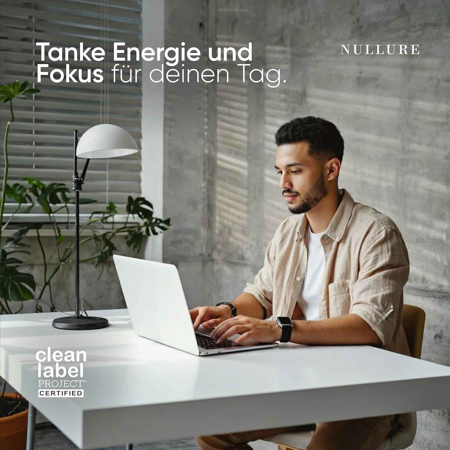 Mann am Schreibtisch mit Laptop. Text: Tanke Energie und Fokus für deinen Tag. Clean Label Project Certified.