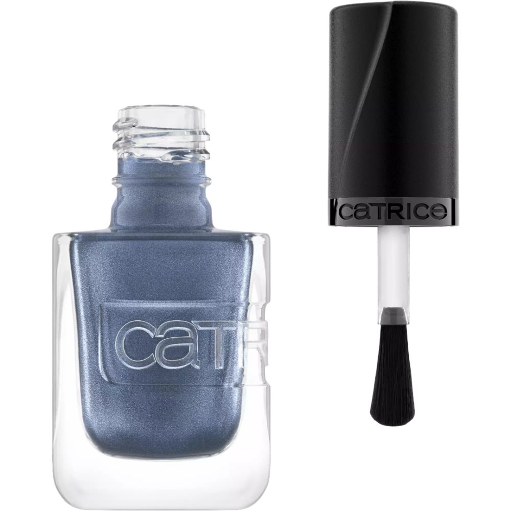 Nagellackflasche, Deckel und Pinsel. Blaue, schimmernde Farbe. Klarer Flakon mit geprägtem Catrice-Logo.