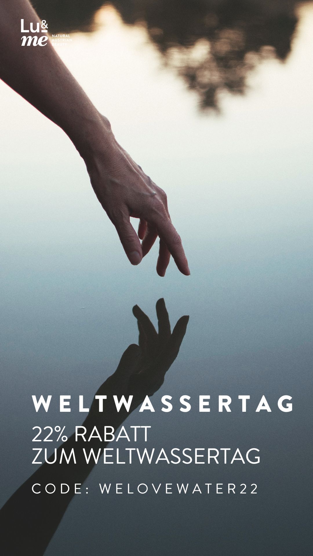 Hände berühren sich über einer Wasseroberfläche. Text: Weltwassertag, 22% Rabatt, Code: WELOVEWATER22.