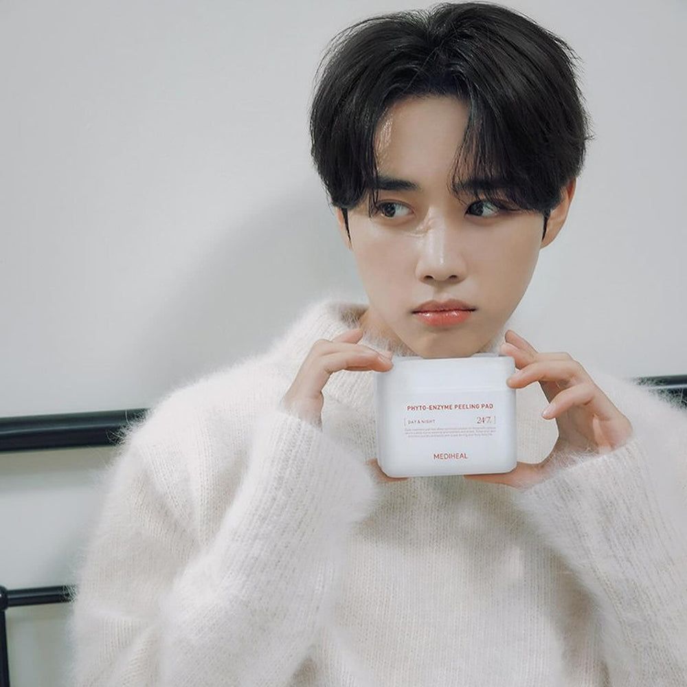 Eine Person hält einen weißen Behälter mit "PHYTO-ENZYME PEELING PAD" und "MEDIHEAL".