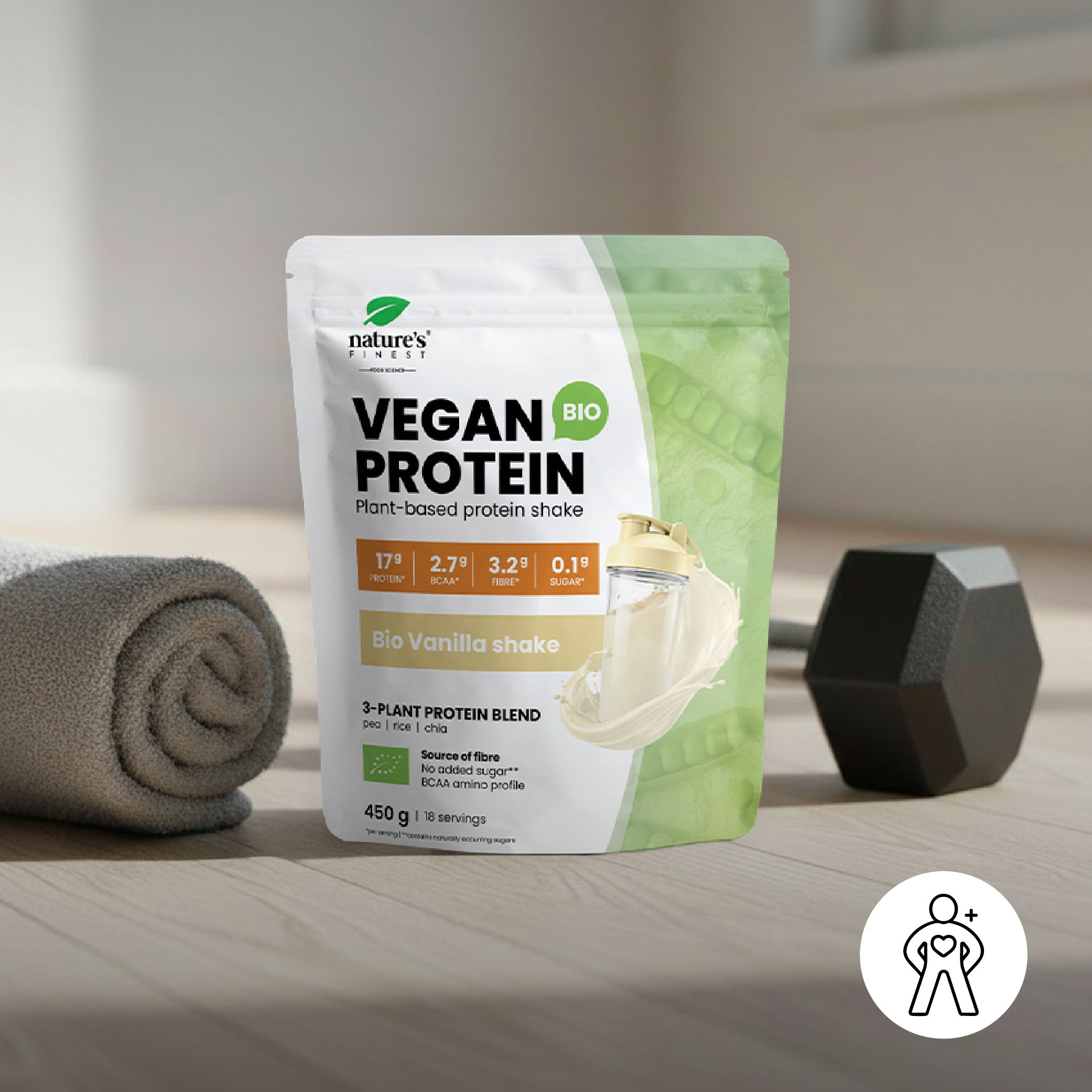 Packung Nature's Finest Bio Vanilla Vegan Protein Shake neben einem Handtuch und einer Hantel.
