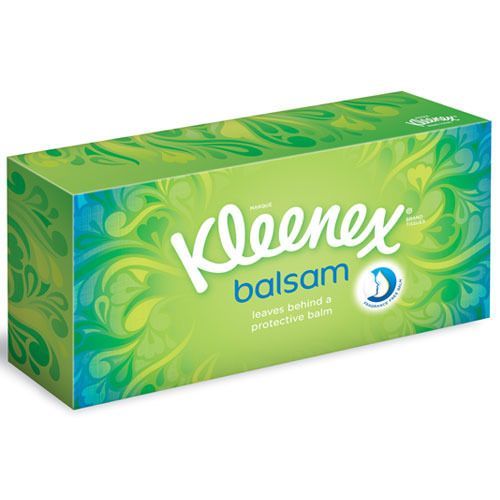 Kleenex® Balsam Box. Grün-weißes Design mit floralen Mustern. Aufschrift "Kleenex balsam" und Logo. Rechteckige Verpackung.