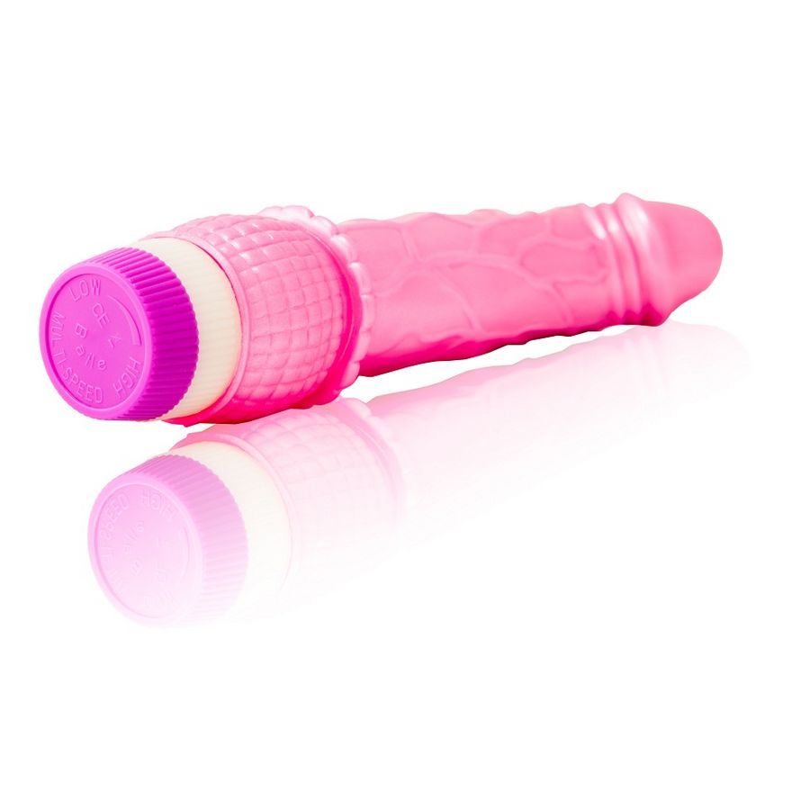 Rosa Vibrator, liegend. Geriffelte Oberfläche, abgerundete Spitze. Unterteil mit weißem und pinkfarbenem Ring. Spiegelung auf weißem Hintergrund.