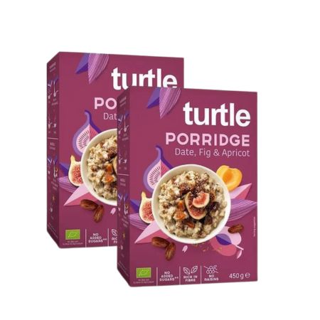 Zwei Packungen Turtle Porridge. Aufdruck: Dattel, Feige & Aprikose. Abbildung von Porridge mit Früchten. Bio-Siegel, 450g.