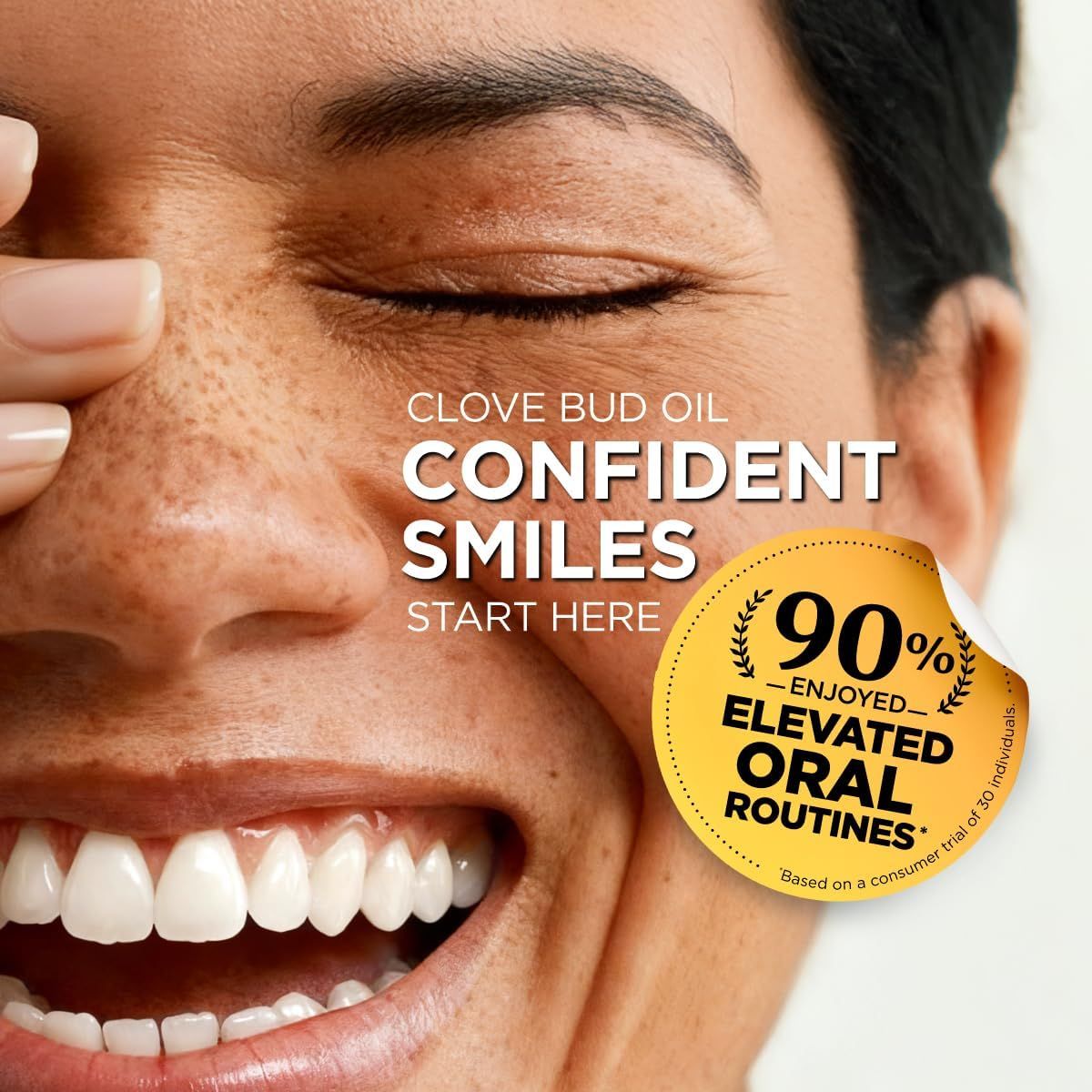 Nahaufnahme eines lächelnden Gesichts. Aufkleber mit 90% für verbesserte Mundpflege. Text: Clove Bud Oil, Confident Smiles, Start Here.