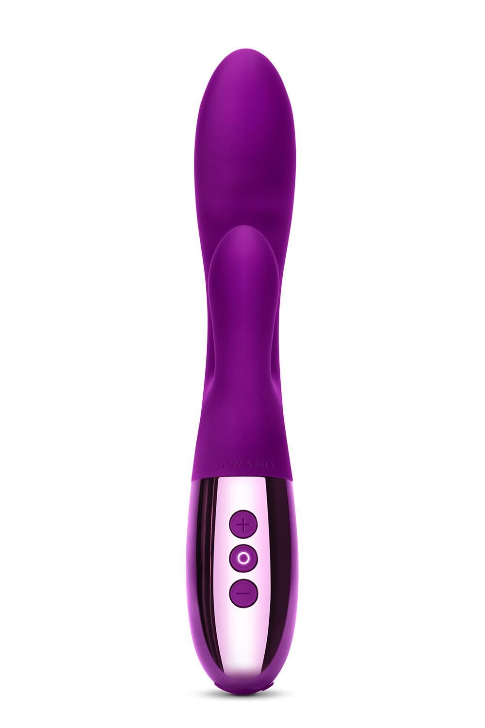 Lila Vibrator mit gebogener Form, zwei Aufsätzen und drei Knöpfen. Silberfarbener Abschluss.