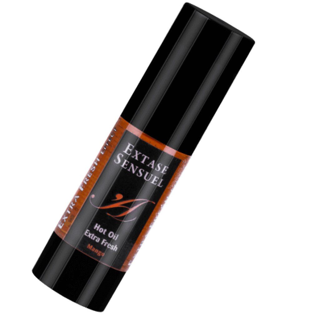 Schwarze, zylindrische Flasche mit brauner Flüssigkeit. Etikett "EXTASE SENSUEL", "Hot Oil Extra Fresh Mango". Schräg gestellt.