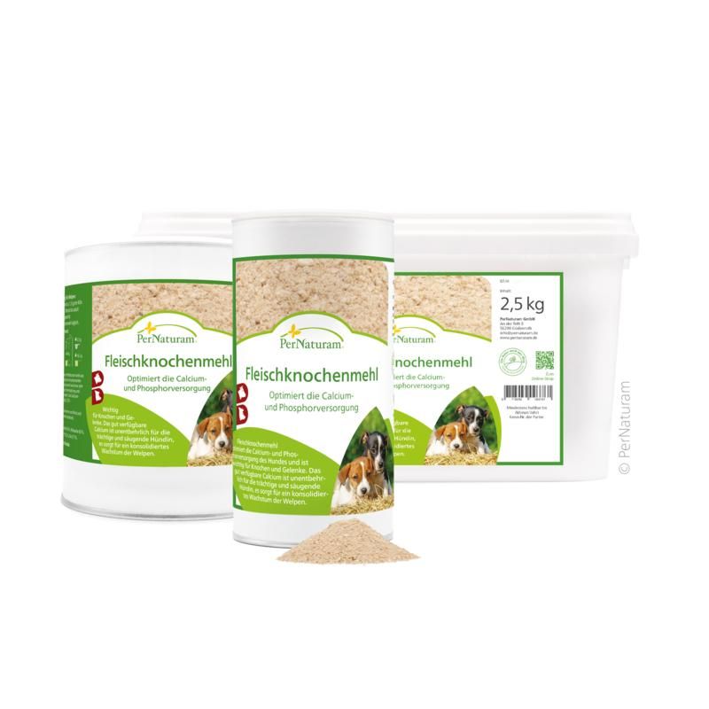 Drei Behälter mit hellbraunem Inhalt, einer mit einem kleinen Haufen davor. Aufschrift: PerNaturam Fleischknochenmehl.