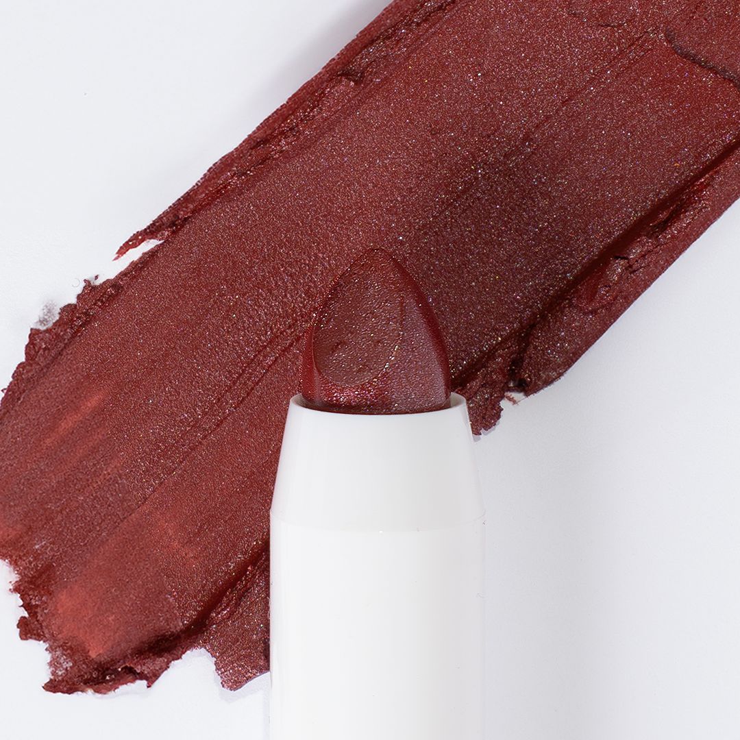 Ein roter Lippenstift mit einem roten Farbauftrag auf weißem Hintergrund.