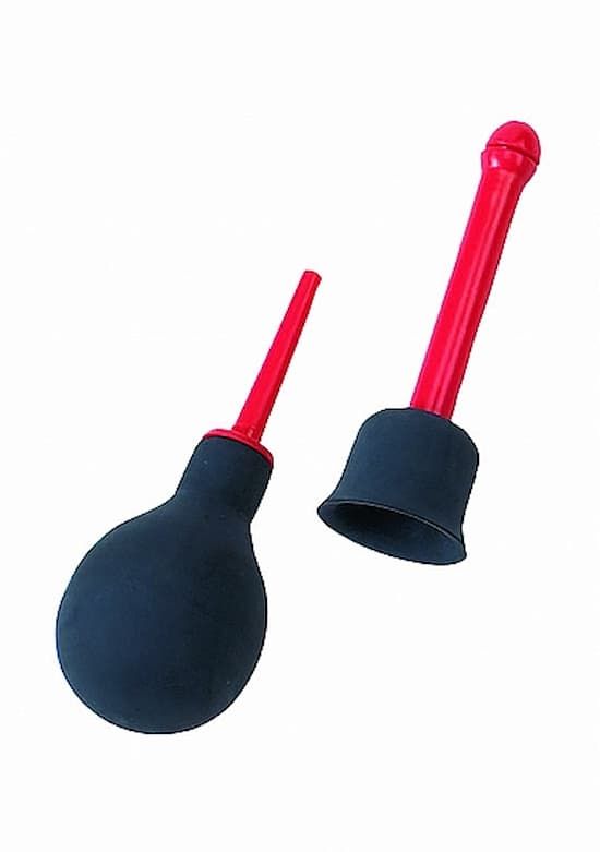 Zwei Klistierspritzen. Eine mit Applikator, eine mit abgenommenem Applikator. Schwarze Kugel, roter Applikator.