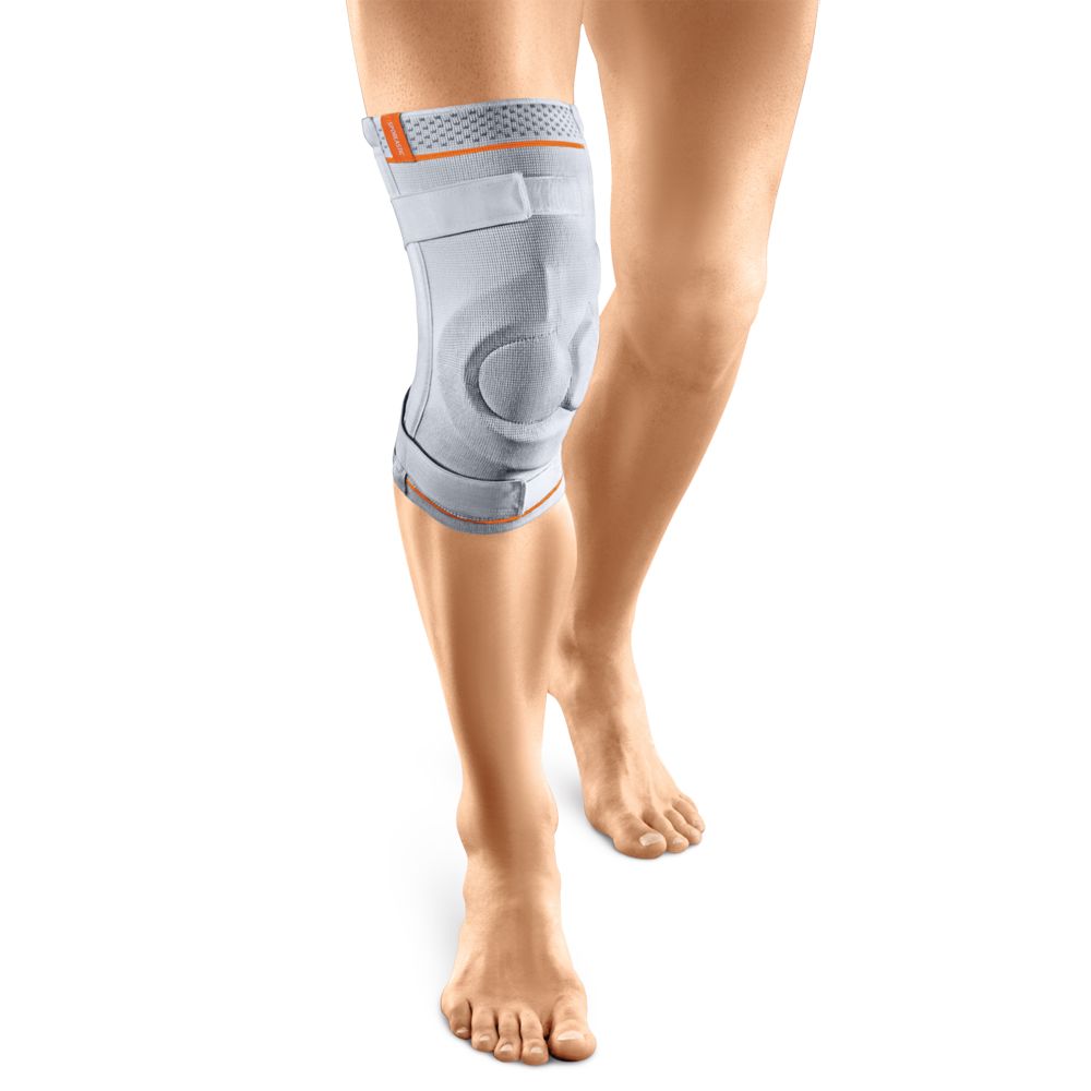 Graue Kniebandage mit lateralem Halbring und orangefarbenen Akzenten, an einem Bein angelegt.