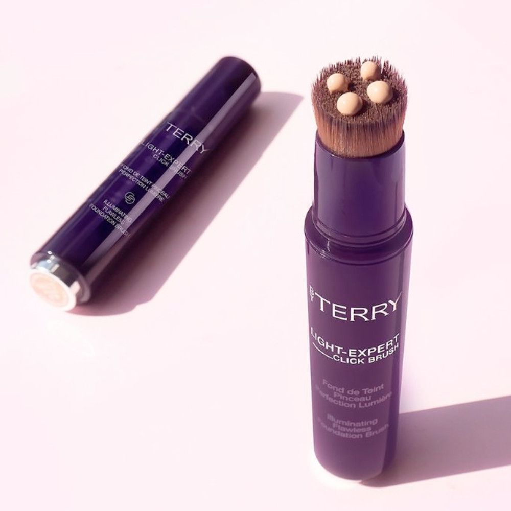 By Terry Click Brush Foundation, ein geöffneter und ein geschlossener Stift.