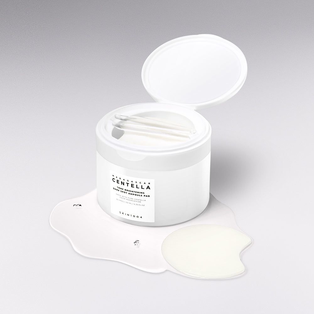 Offene Dose mit SKIN1004 Madagascar Centella Ampoule Pads und verschüttetem Serum.