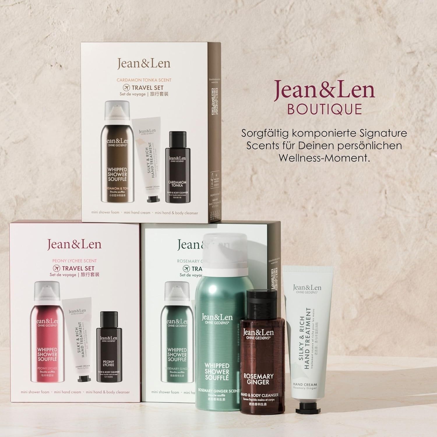 Mehrere Travel Sets in verschiedenen Düften. Logo und Produktnamen auf den Verpackungen.