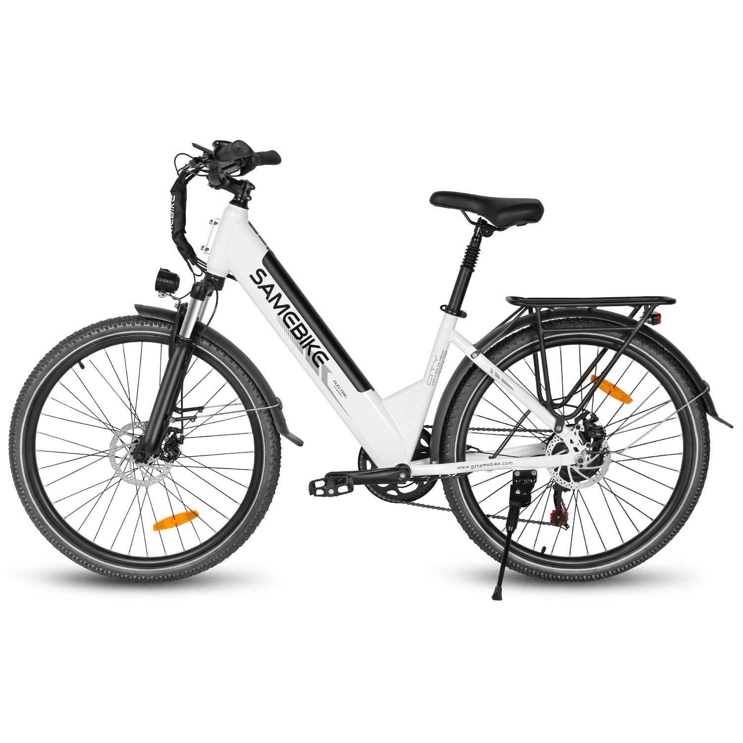 Weißes E-Bike mit schwarzem Rahmen. Marke SAMEBIKE. Vorder- und Rücklicht. Gepäckträger.