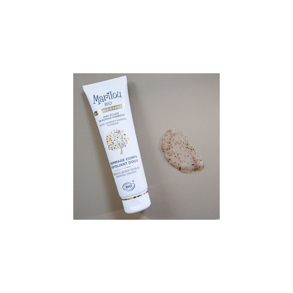 Weiße Tube Marilou Bio und Produktprobe auf heller Oberfläche.