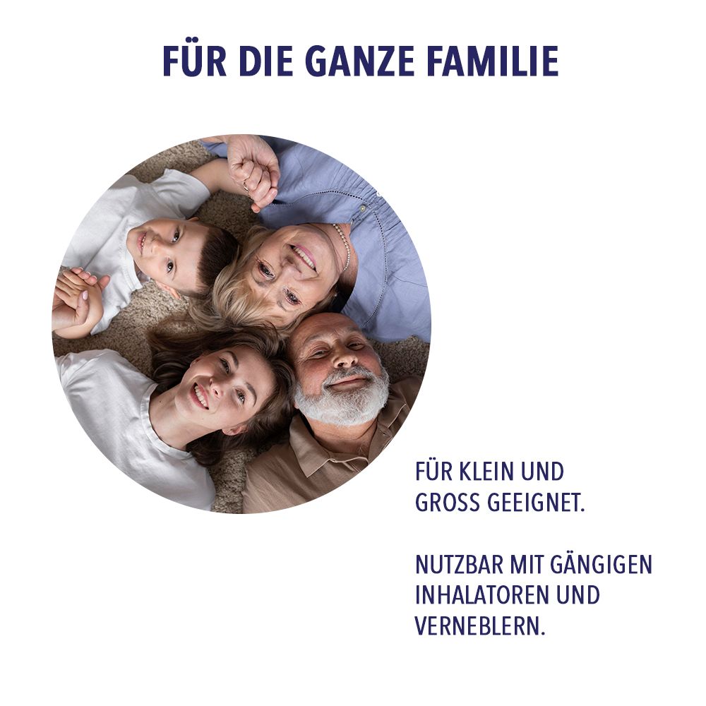 Familie liegt auf dem Boden. IEA Medical Kochsalzlösung für Klein und Groß, nutzbar mit Inhalatoren.
