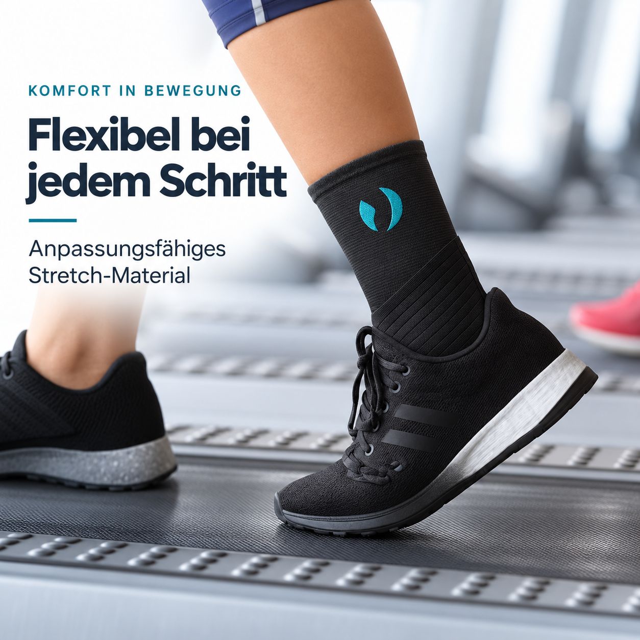 Schwarzer Kompressionsstrumpf mit blauem Logo am Knöchel, getragen von einer Person auf einem Laufband.