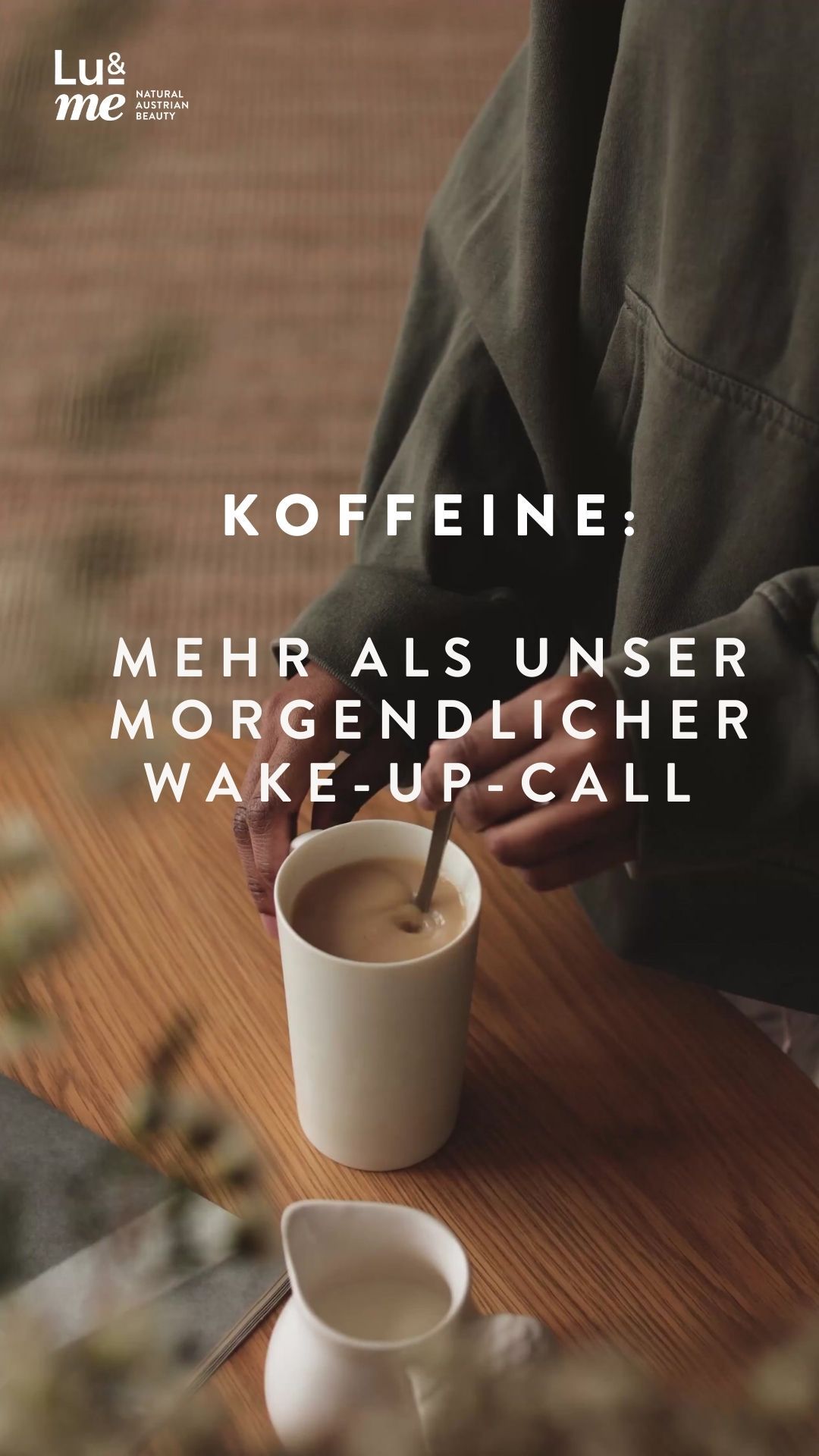 Person hält eine Tasse Kaffee. Text: Koffein: Mehr als unser morgendlicher Wake-up-Call.