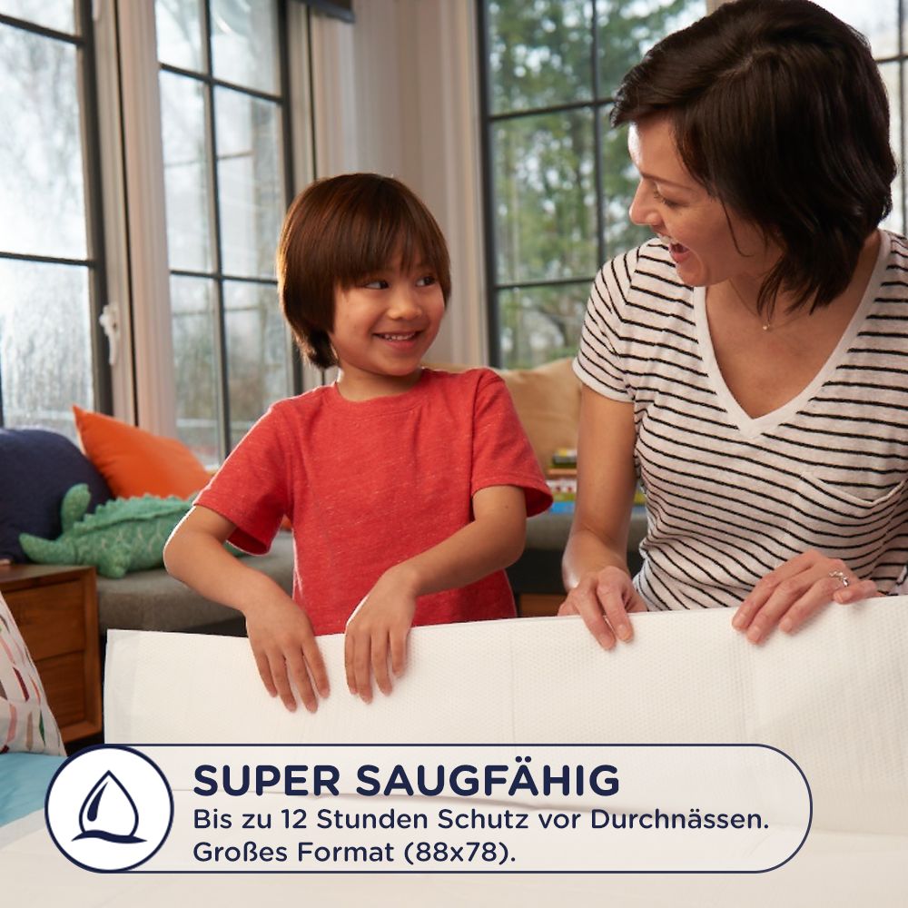 Mutter und Kind halten ein weißes Bettlaken. Text: Super saugfähig. Bis zu 12 Stunden Schutz vor Durchnässen.