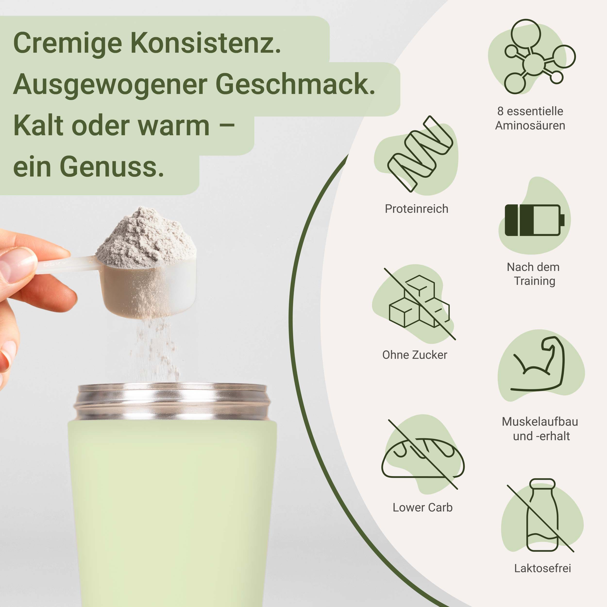 Person gibt Pulver in Shaker. Text: Cremige Konsistenz, ausgewogener Geschmack, kalt/warm, ohne Zucker, lower carb.