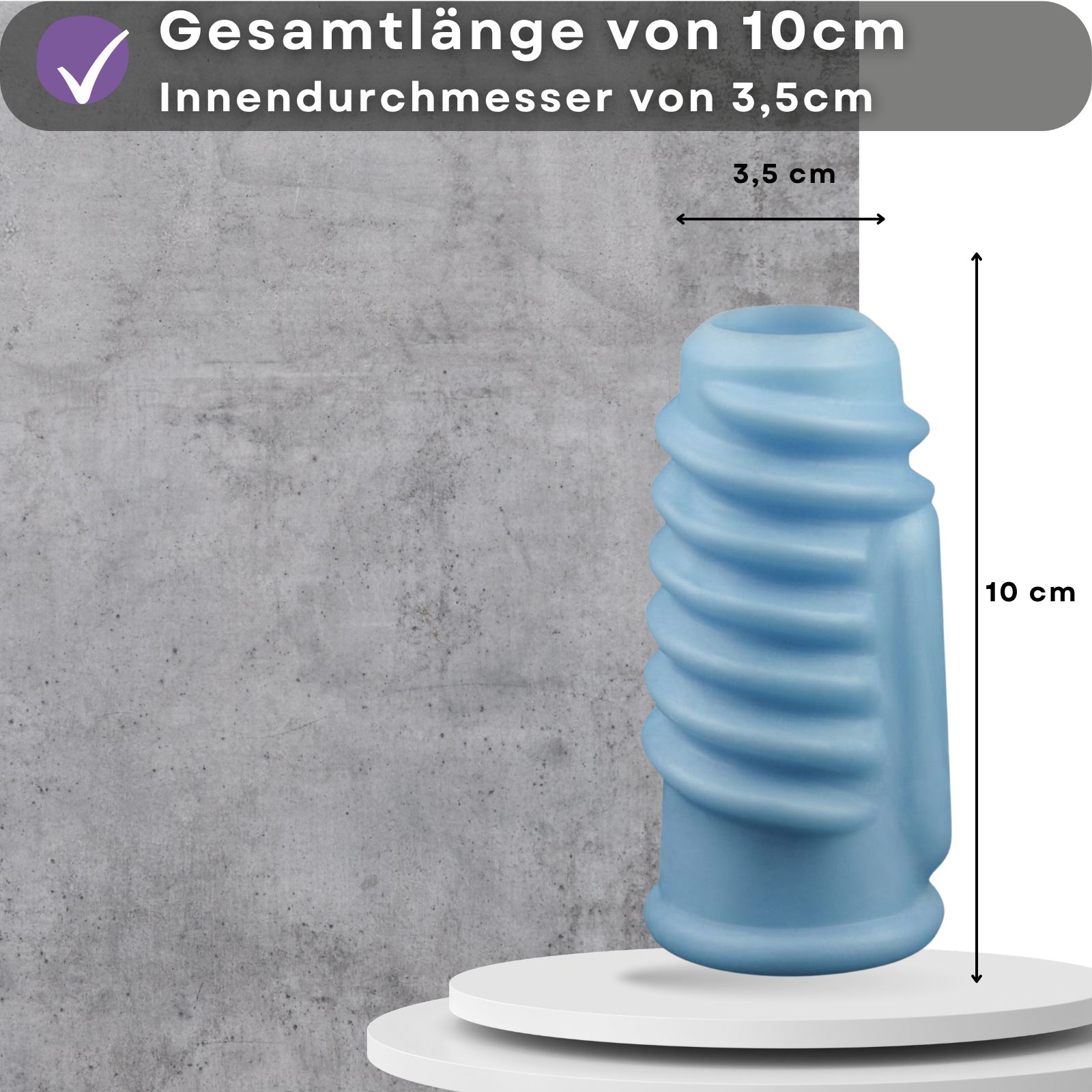 Blaues, gerilltes Silikonprodukt. Maße: 10 cm Länge, 3,5 cm Innendurchmesser. Auf Podest.
