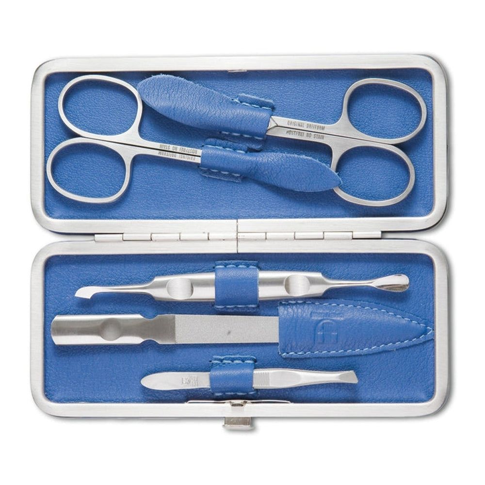 Maniküre-Set in blauem Etui. Enthält Schere, Nagelknipser, Feile und weitere Werkzeuge. Metall und blaues Leder.