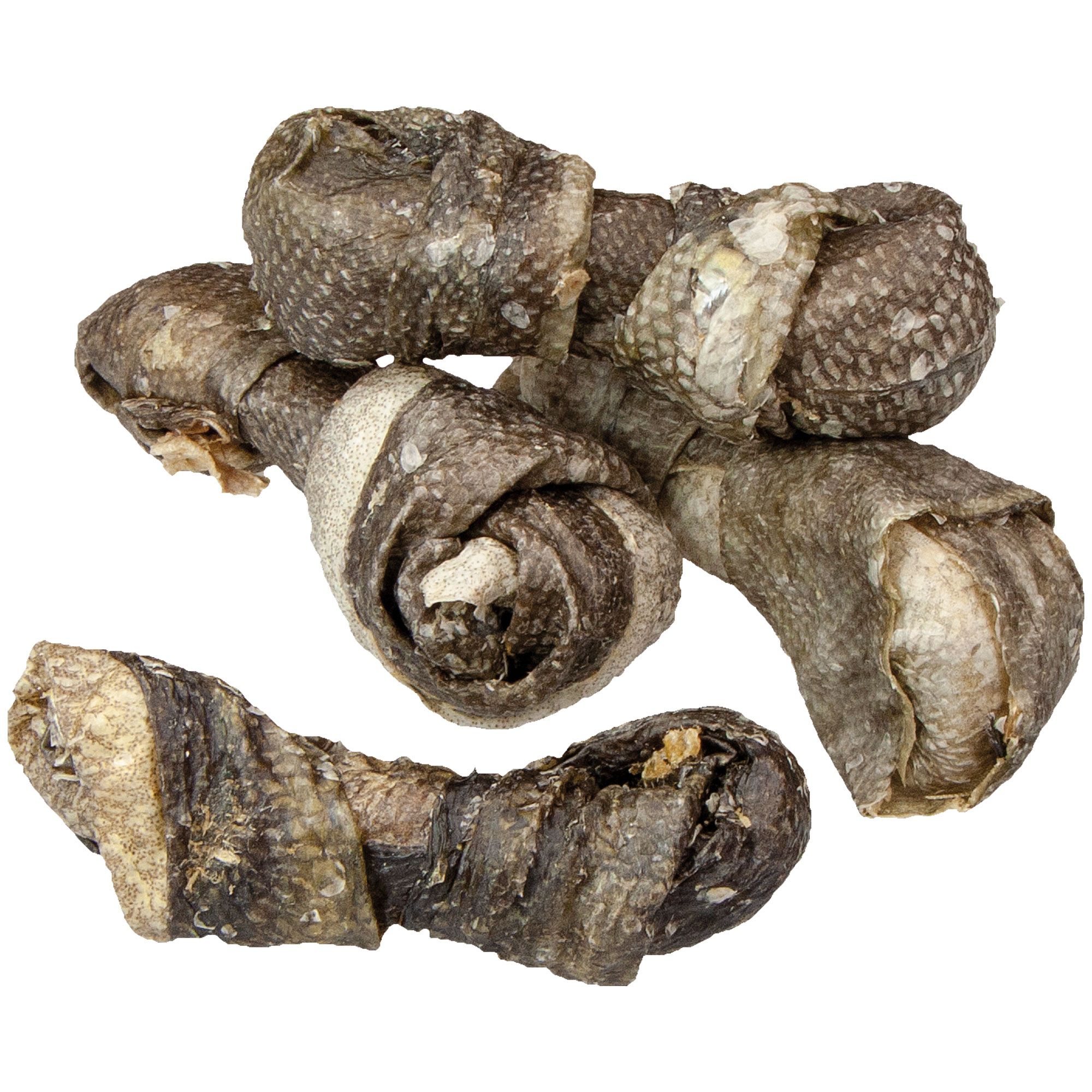 Mehrere Kauknoten aus Fischhaut. Graubraune Farbe, geknotete Form. Auf weißem Hintergrund.
