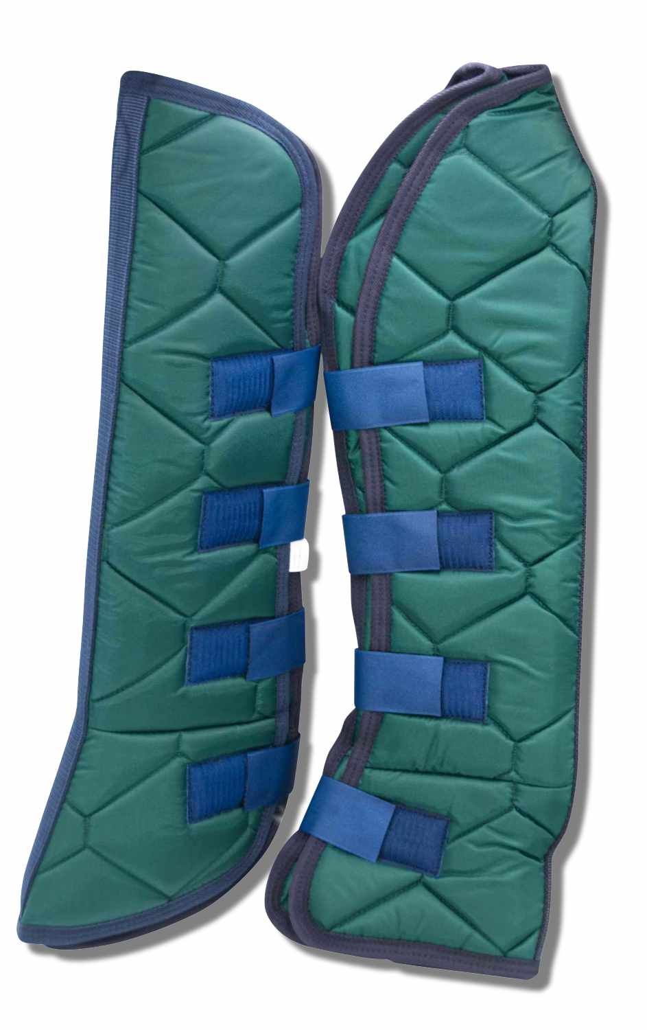 Zwei grüne Transportgamaschen mit blauen Klettverschlüssen. Steppdesign. Blaue Einfassung.