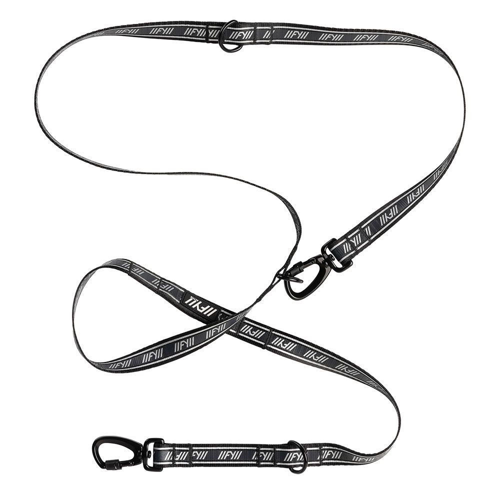FuzzYard Active Multi 6-in-1 Hundeleine. Schwarze Leine mit weißem Logo-Schriftzug. Enthält Karabinerhaken und D-Ringe. Vielseitiges Design für verschiedene Anwendungen. Hergestellt aus strapazierfähigem Material. Ideal für aktive Hunde und ihre Besitzer.