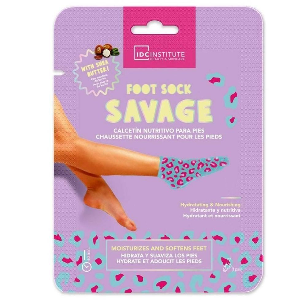 Fußmaske in lila Verpackung. Aufdruck: Fuß mit Socke. Text: Savage, mit Sheabutter. Marke: IDC Institute.