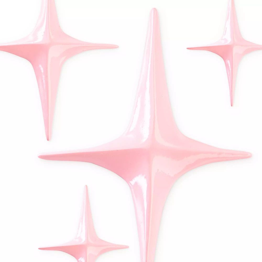 Vier sternförmige Dekorationen in Rosa. Glänzende Oberfläche, auf weißem Hintergrund.