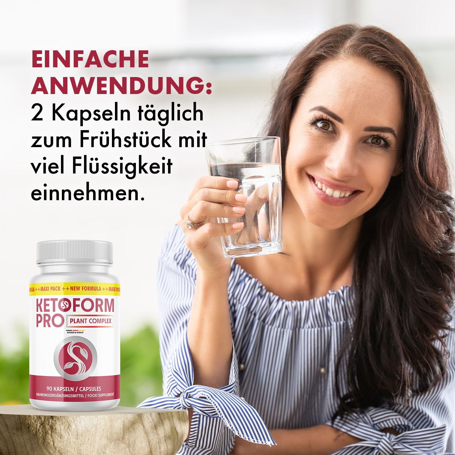 Frau hält Glas Wasser und lächelt. Daneben eine Flasche Ketoform Pro Kapseln. Text: Einfache Anwendung: 2 Kapseln täglich zum Frühstück mit viel Flüssigkeit.