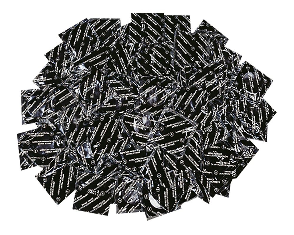 Haufen einzeln verpackter Kondome. Schwarze Verpackung mit weißer Schrift. Produktname nicht erkennbar.