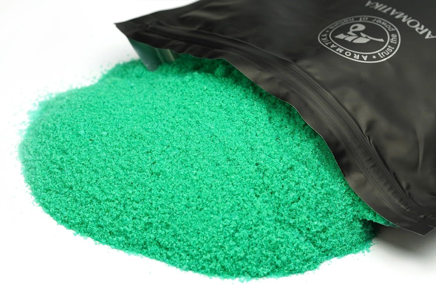 Geöffnete schwarze Verpackung mit grünem Fußbadesalz. AROMATIKA-Logo sichtbar.