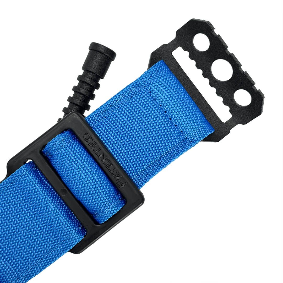 Detailansicht der schwarzen Klemme und des blauen Bandes eines Trainings-Tourniquets.